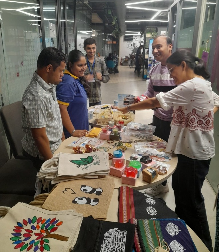 Exhibition and sale of handmade products created by trainees